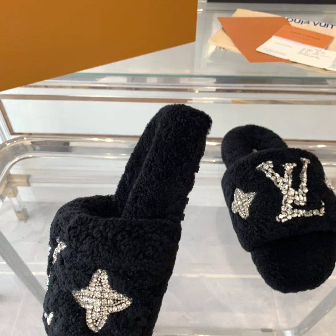 👟👟Ex-factory price 440👟👟 LV's new furry slippers, top version, made of fur and lambswool, hand-stitched with pure crystals, fashionable, low-key luxury, a must-have item for fairies, original molded non-slip rubber outsole Size: 35-40